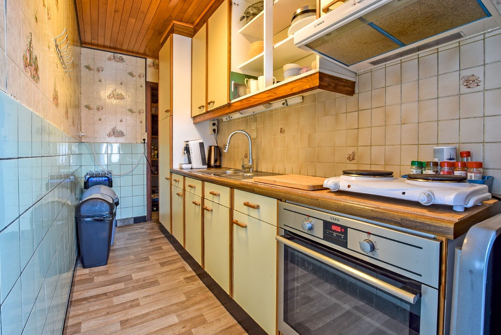 Ruime woning momenteel opgedeeld in 2 appartementen met inpandige garage en tuin op 240m². foto 15