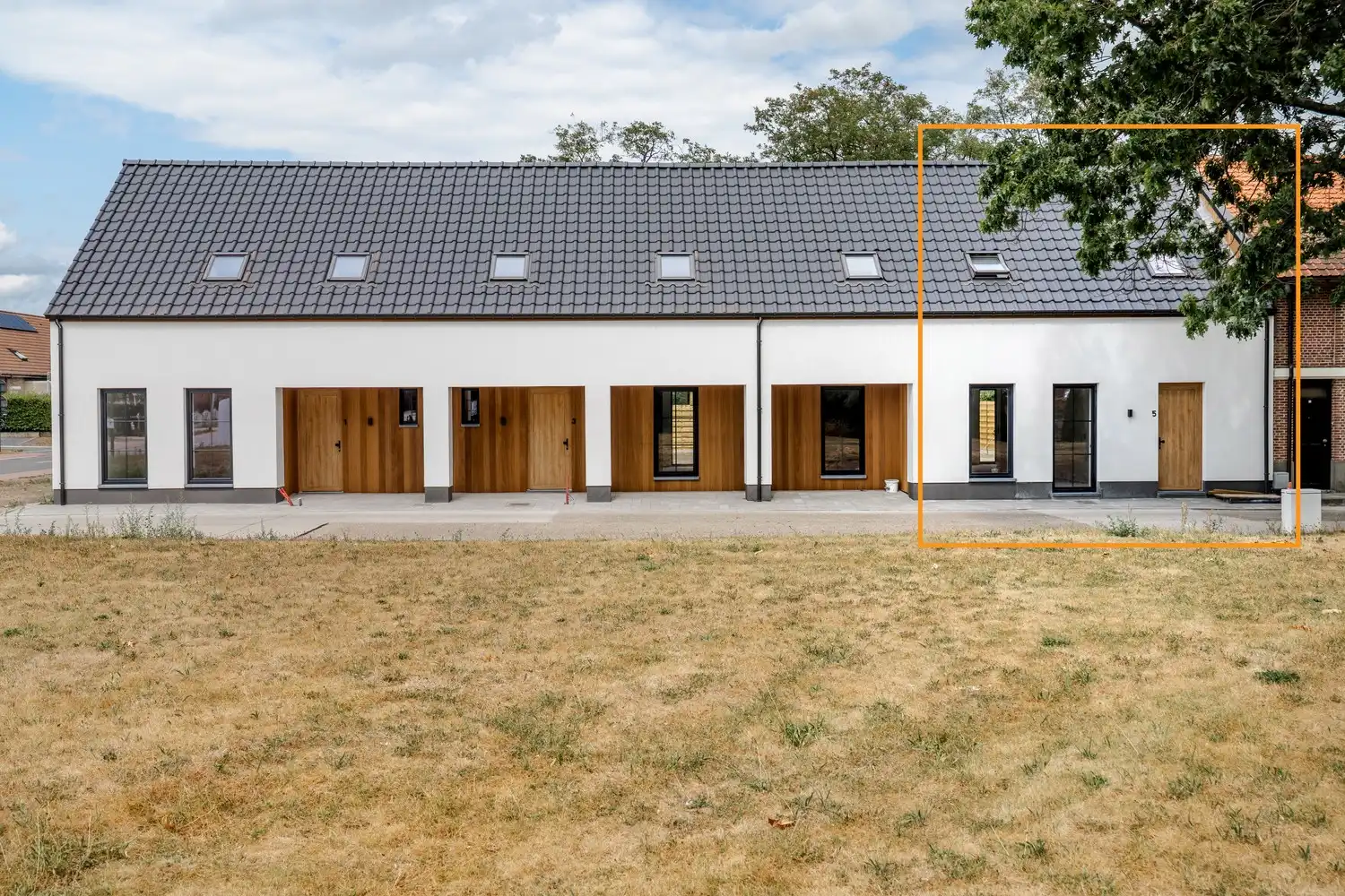 Charmante halfopen woning te koop in Leopoldsburg - 3 slaapkamers, 1 badkamer, ruime keuken en 2 toiletten op 396 m², volledig gerenoveerd in 2026! foto {{pictureIndex}}