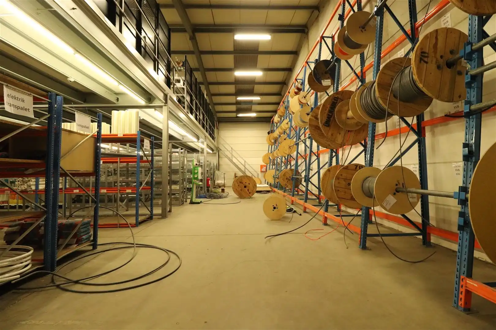 KMO-unit met kantoor en parking foto 9