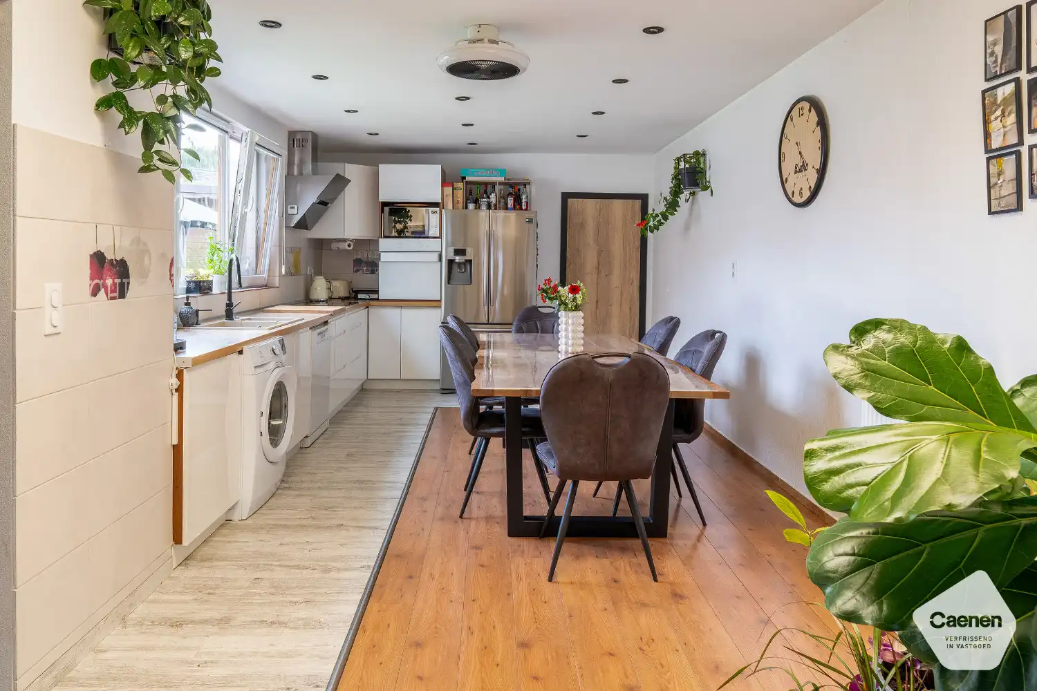 Wonen en werken op één adres – unieke halfopen woning met praktijkruimte. foto 2