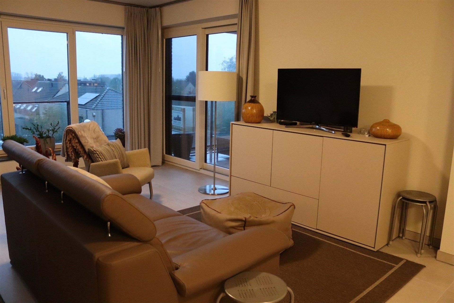 Rustig en recent gelegen appartement met terras en autostaanplaats. foto 7