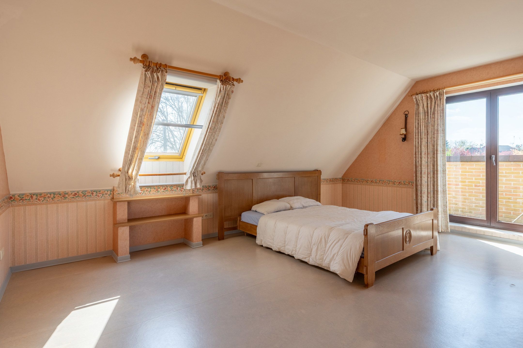 Goed onderhouden villa met 5 slpk's op perceel van 1.060m². foto 24
