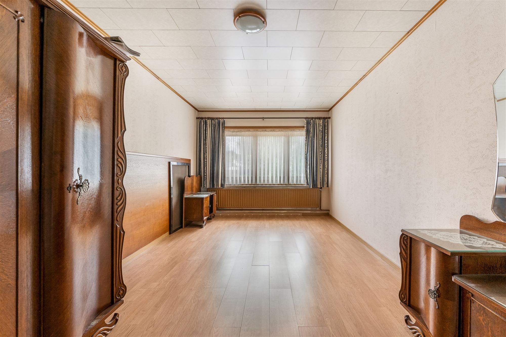 ZEER RUIME WONING (338M²) MET 5 SLAAPKAMERS OP EEN PERCEEL VAN 10ARE GELEGEN IN HET CENTRUM VAN OOSTHAM foto 23