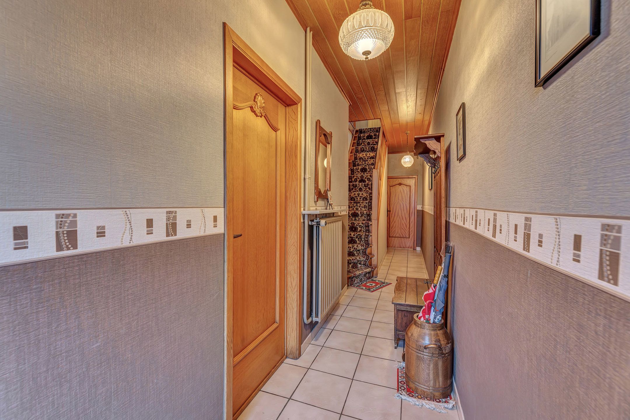 Ruime te renoveren woning met garage en veel potentieel foto 2