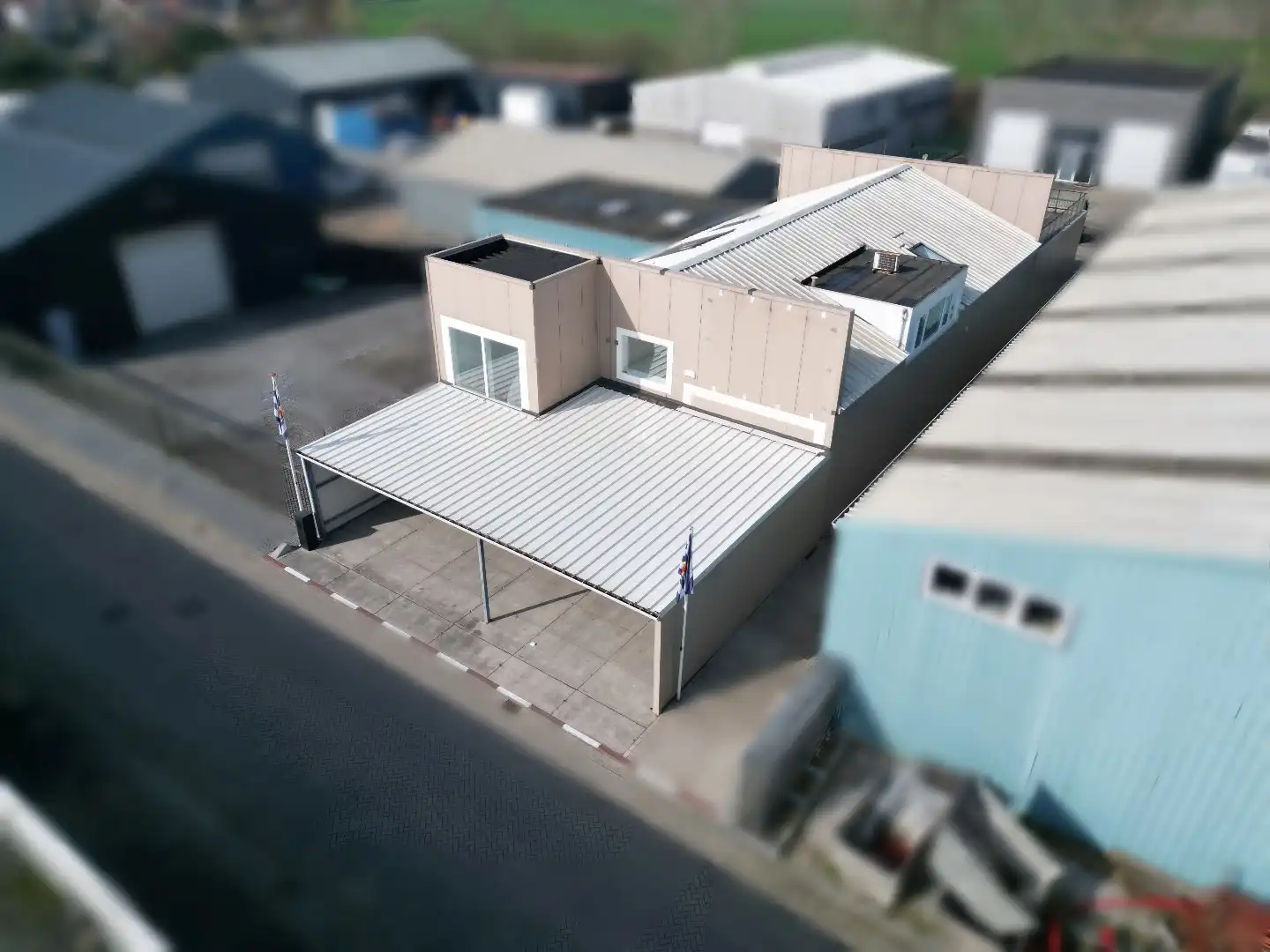 Uniek multifunctioneel object met bedrijfsruimte, kantoor, mancave en ruim appartement foto 2