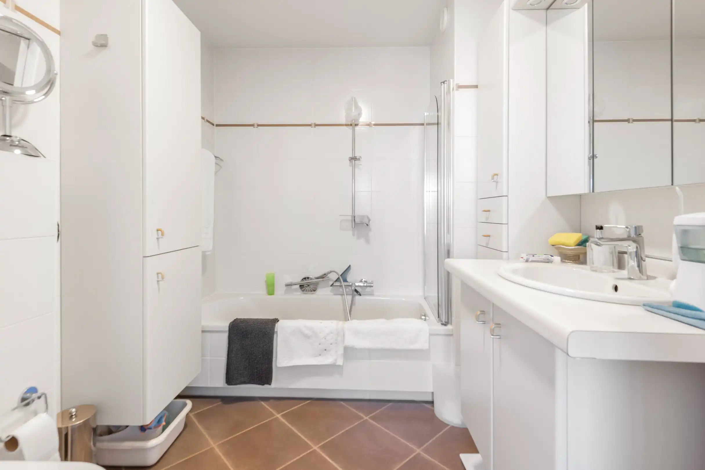 Ruim appartement met 2 slpk. aan de zonnekant van de Lippenslaan. Garage in de residentie te huur. foto 12