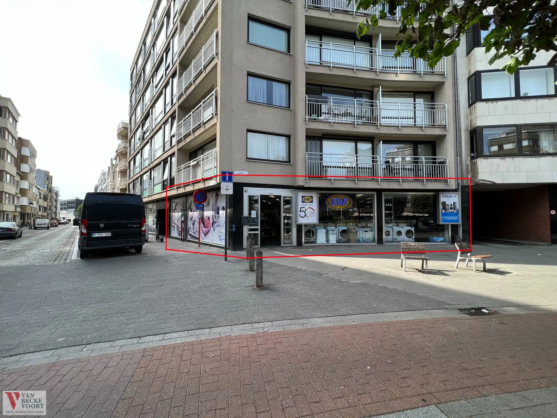 Handelsgelijkvloers 159m² - Leopold I-Plein foto {{pictureIndex}}