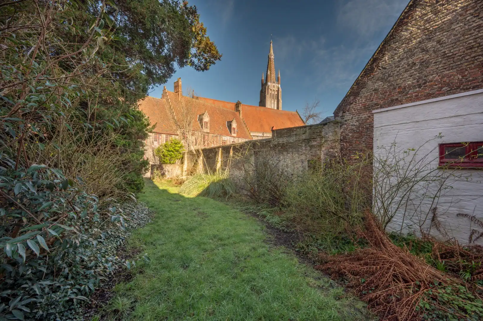 Prachtig pand aan het water met 5 slaapkamers en mooie tuin! foto 21
