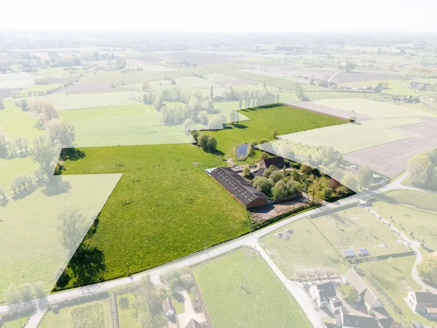 Authentieke hofstede op ca. 5,5 hectare – een oase van rust, groen en ruimte foto {{pictureIndex}}
