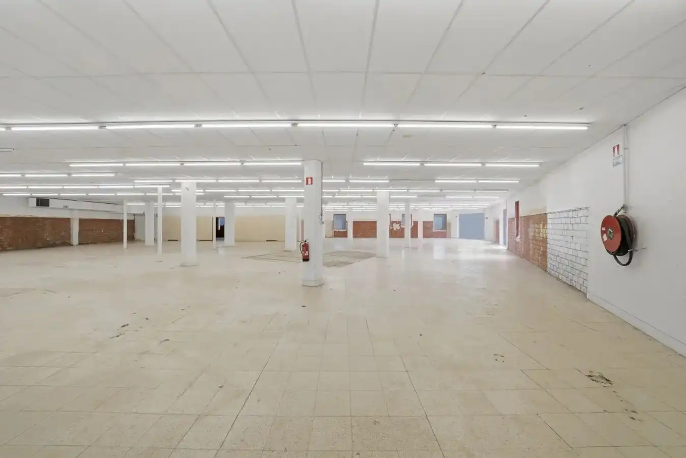 Te koop: Ruim handelspand met uitstekende visibiliteit in het centrum van Torhout foto 17