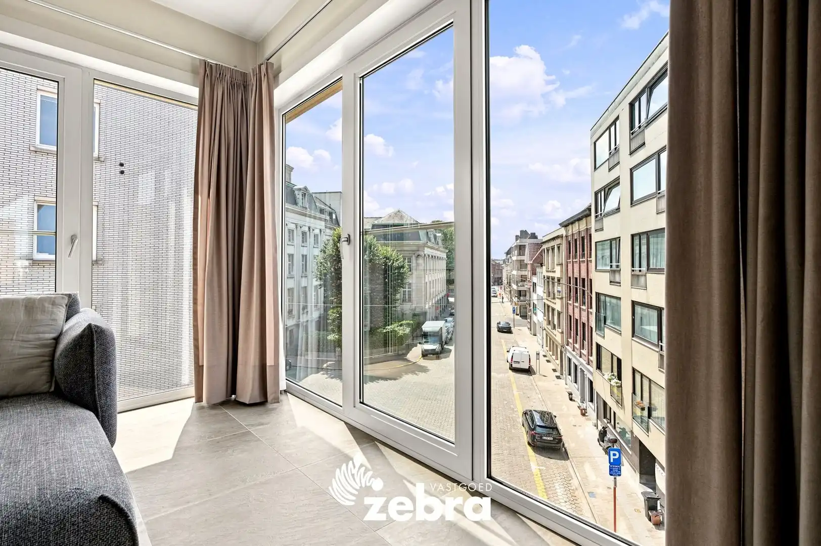 Lichtrijk 2-slaapkamerappartement met terras en staanplaats te centrum Kortrijk! foto 3