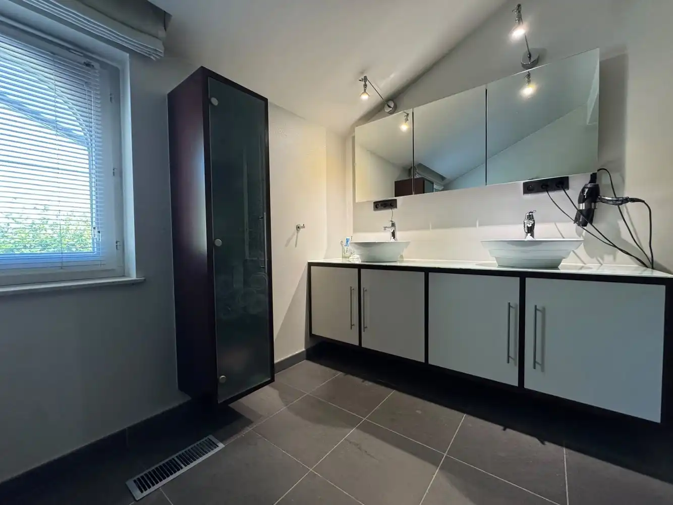 Villa met zwembad en bijgebouw foto 25