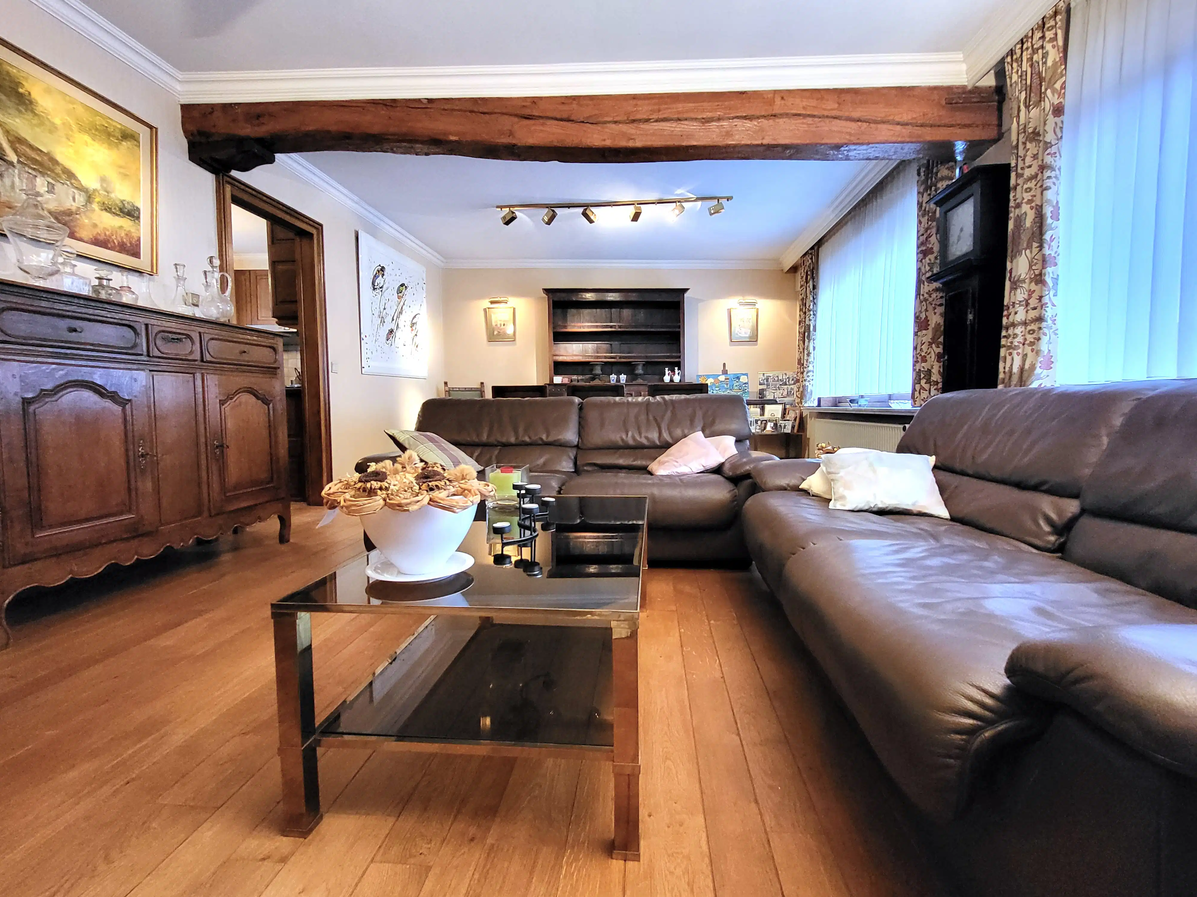 Hoofdfoto van de publicatie: Dit veelzijdige pand met een grondoppervlakte van 240 m² combineert een ruime commerciële gelijkvloerse verdieping met een comfortabel appartement op de eerste verdieping.