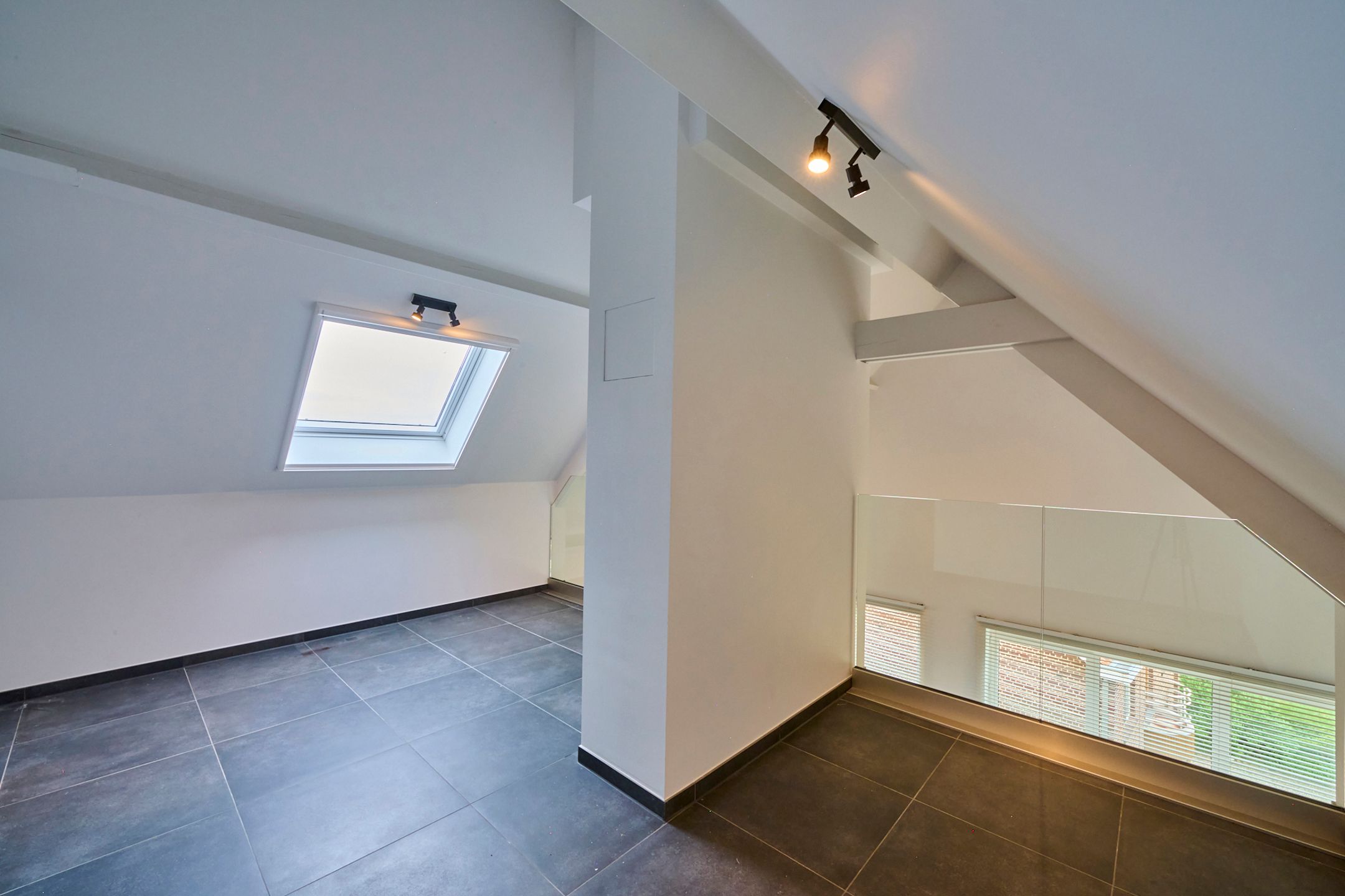 ZEER RUIM EN HOOGWAARDIG AFGWERKT APPARTEMENT IN HET CENTRUM foto 13