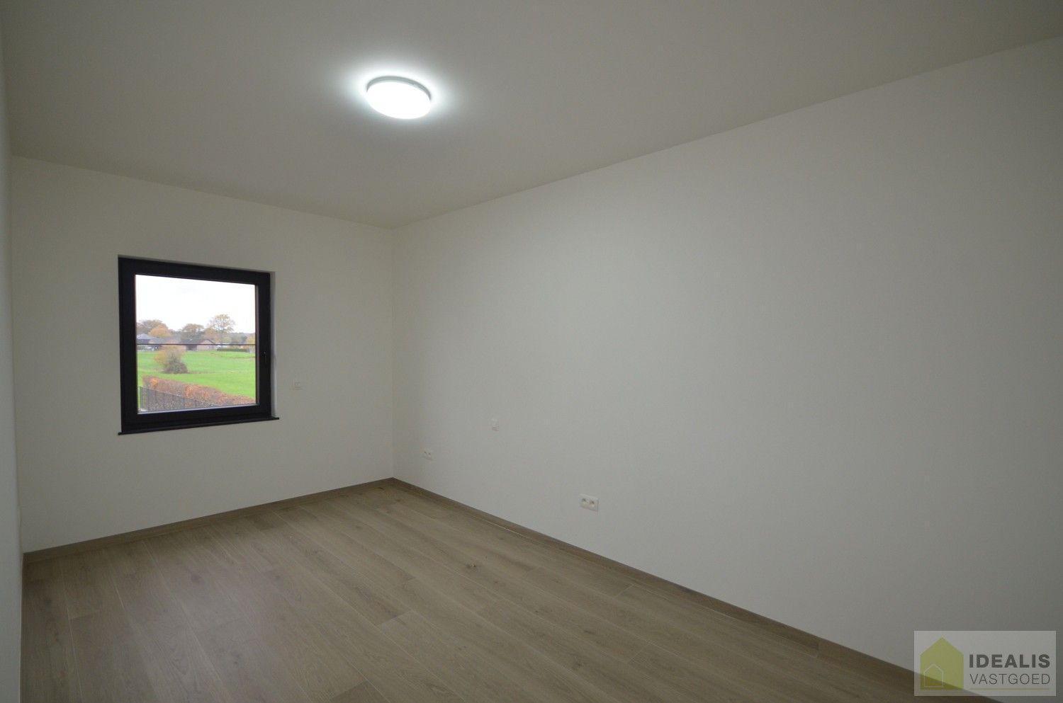 IDEALIS VASTGOED  - Uiterst ruime nieuwbouwwoning met een fijne leefruimte, 4 slaapkamers, praktische wasruimte en inbouwkasten! De woning is volledig geschilderd en dus instapklaar!! Centrale ligging t.o.v. het centrum van Overpelt, alsook vlakbij expresweg A24. foto 14