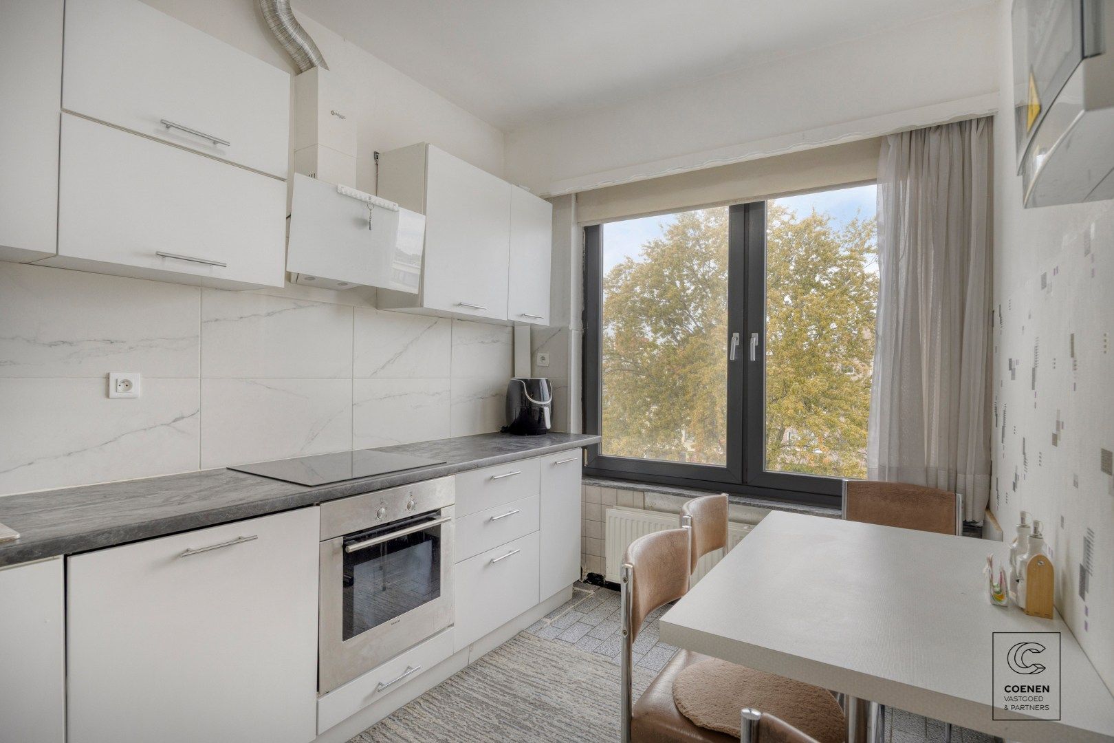 Ruim appartement van 104 m² met drie slaapkamers op centrale ligging te Merksem! foto 5