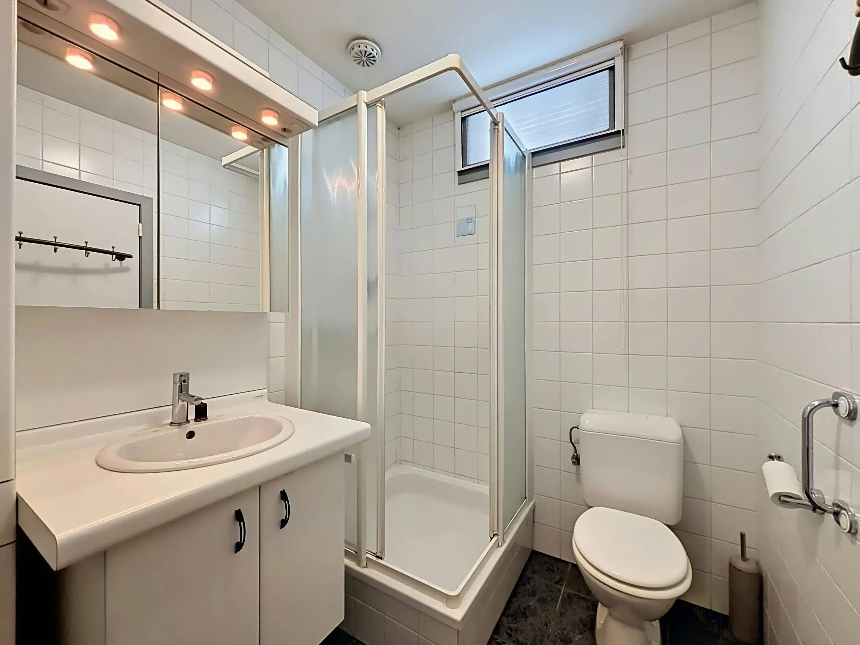Instapklaar gelijkvloers appartement met gemeenschappelijke tuin en fietsenberging in hartje Kapellen! foto 13