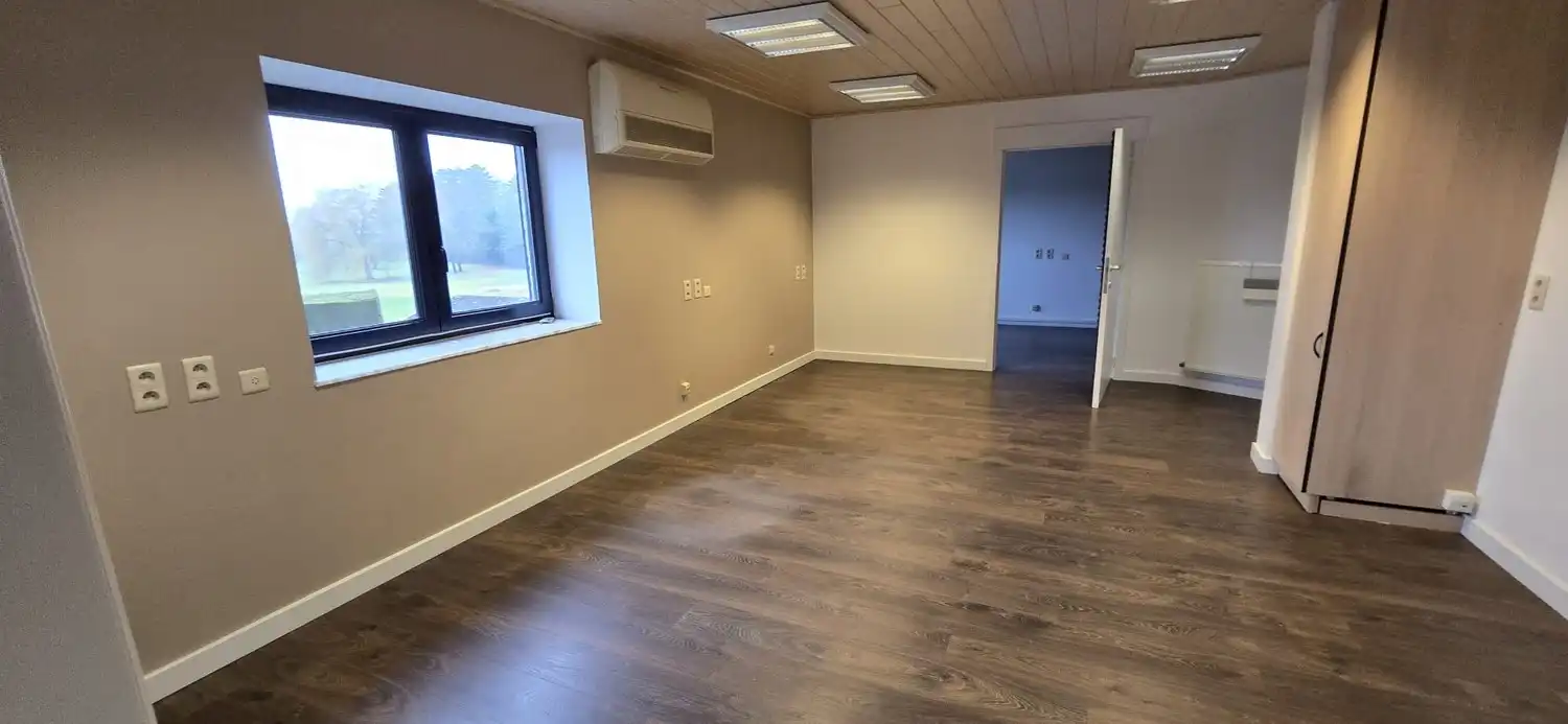 Multifunctioneel gebouw met parking, onmiddellijk beschikbaar! foto 15