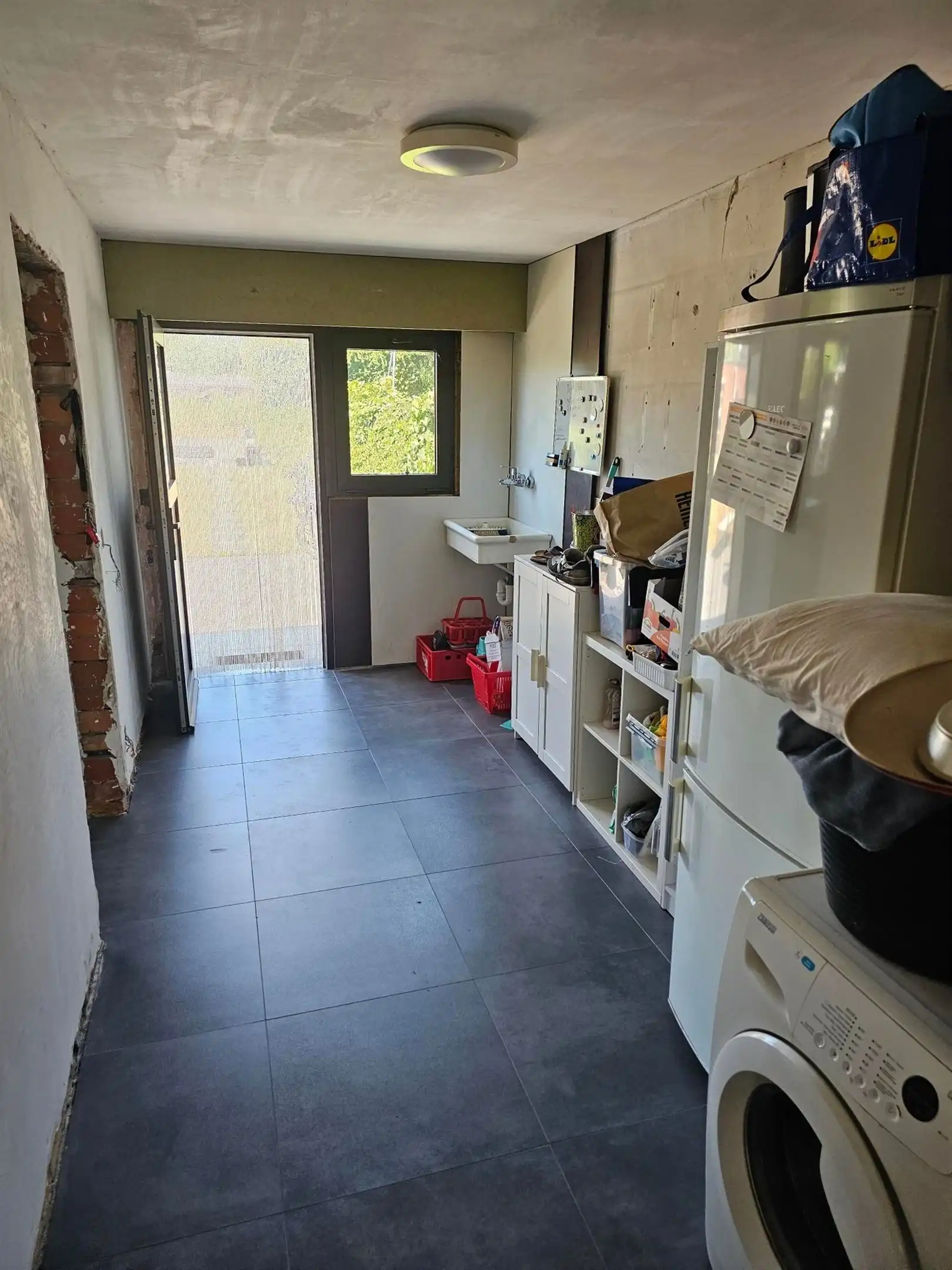 Verder af te werken rijwoning met tuin en garage. foto 5