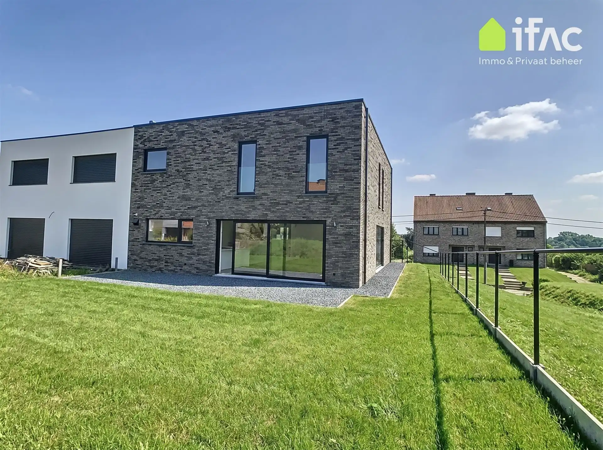 Moderne en energiezuinige villa foto {{pictureIndex}}