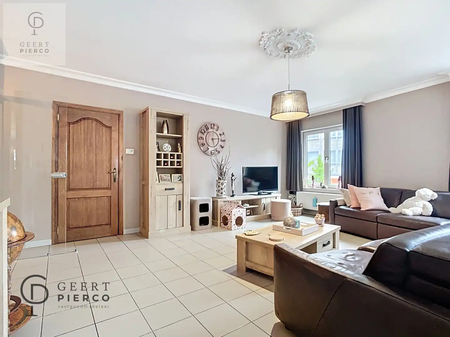 Aan Sint-Anneke 26 bus 101 te Sint-Truiden treffen we dit ruime appartement met drie slaapkamers, twee badkamers en kelder. De centrale ligging (200m van Grote Markt) zorgt voor een optimaal bereik van winkels, station, scholen en eveneens de groene omgeving van de stadsvesten en het stadspark. foto 9