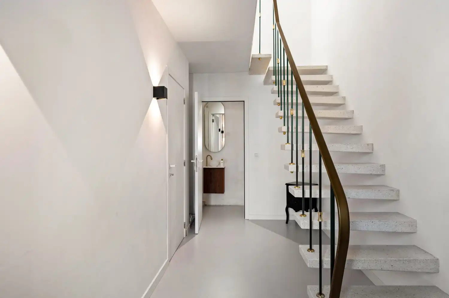 Recent gerenoveerde woning met 3 slaapkamers en zonnige tuin in Hoevenen foto 3