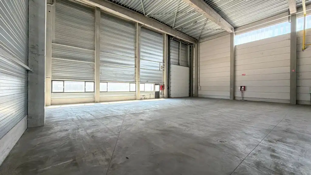 Magazijn met laadkades en kantoor te huur in Malle foto 5