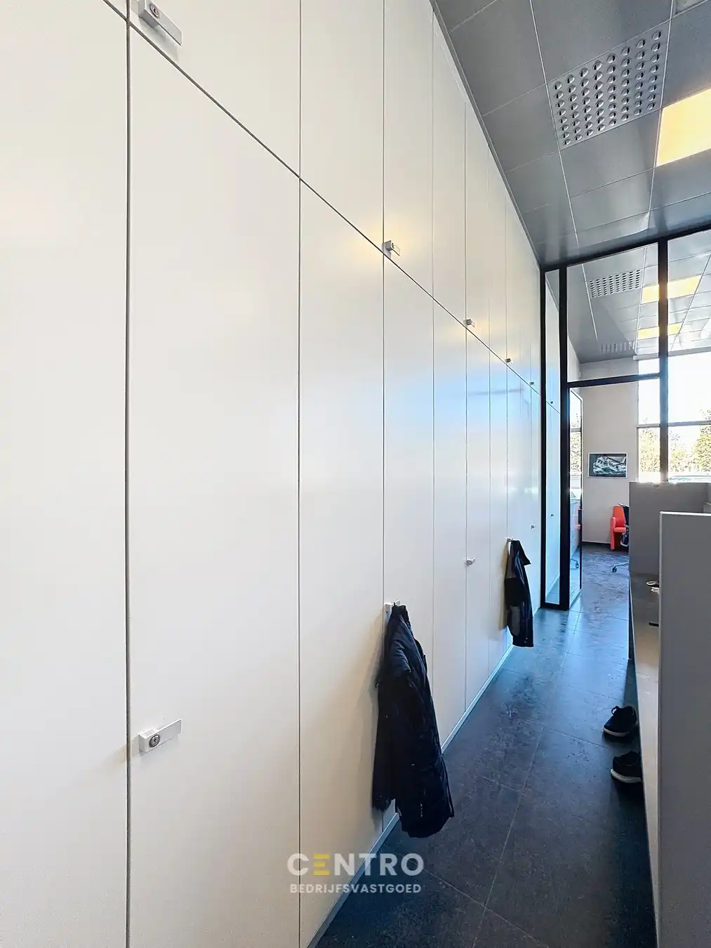 Op Toplocatie: Instapklaar HANDELSPAND bestaande uit MAGAZIJN (440m²) met BURELEN/TOONZAAL (85m²) en verhard terrein voor -en achter het gebouw! foto 11