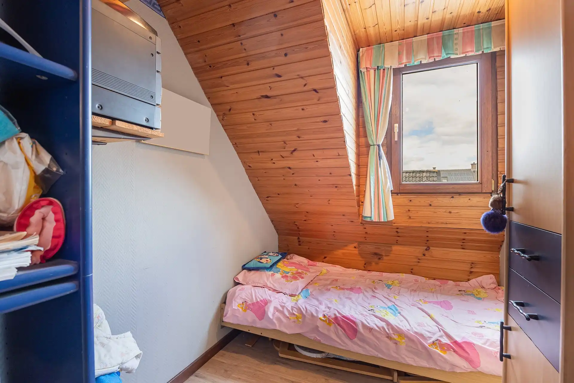 Op te frissen bel-étage woning met 3 slaapkamers en grote garage & tuin foto 12