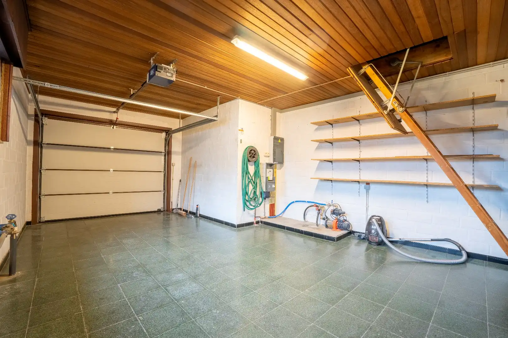 Uiterst ruime benedenwoning op groot perceel van 1666m² foto 15