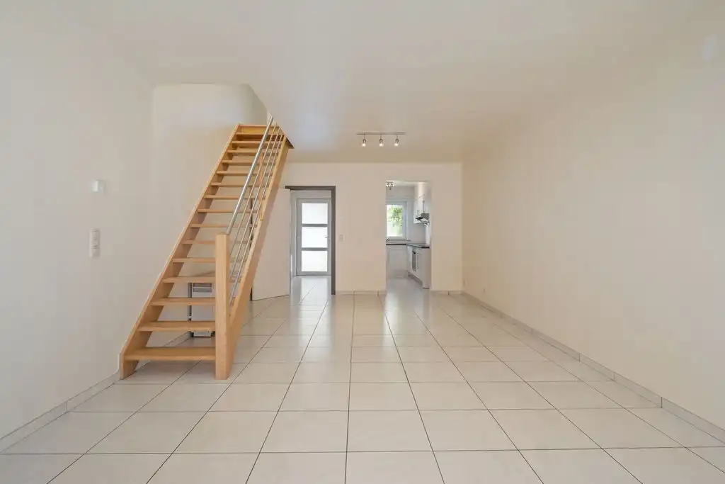 Recente woning met 2 slaapkamers, koer en privatieve parkeerplaats in het centrum van Celles! foto 5