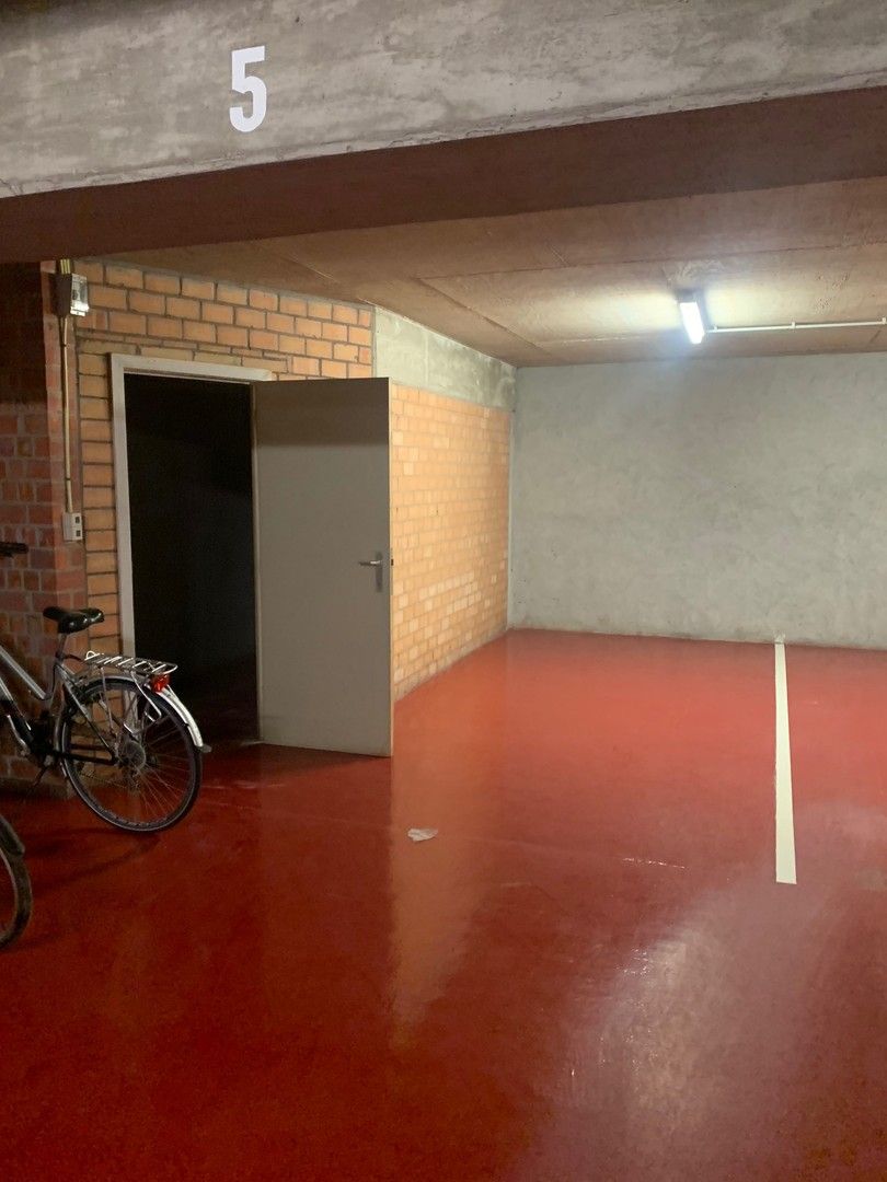 Gemakkelijk toegankelijke autostaanplaats en praktisch berging in een villa residentie in het Zoute. foto 2