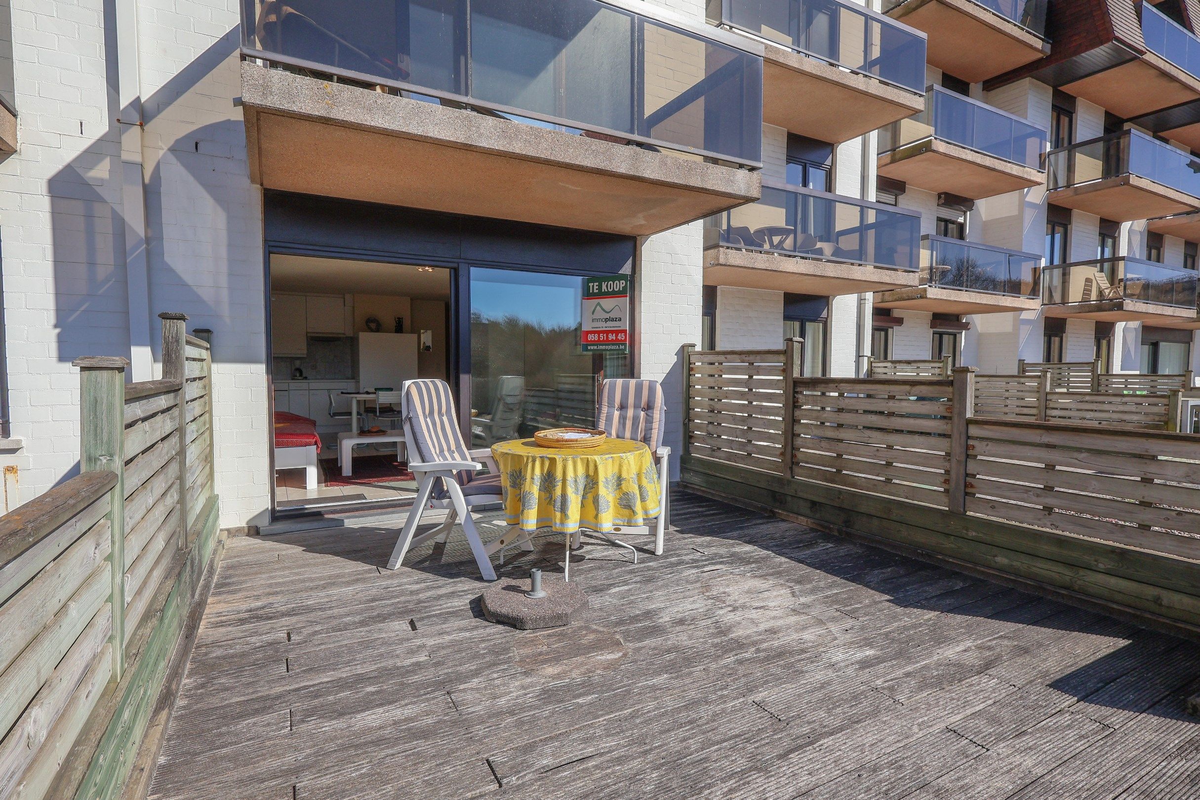 Gelijkvloerse studio met slaaphoek én zonovergoten terras op enkele meters van de zee!  foto 9