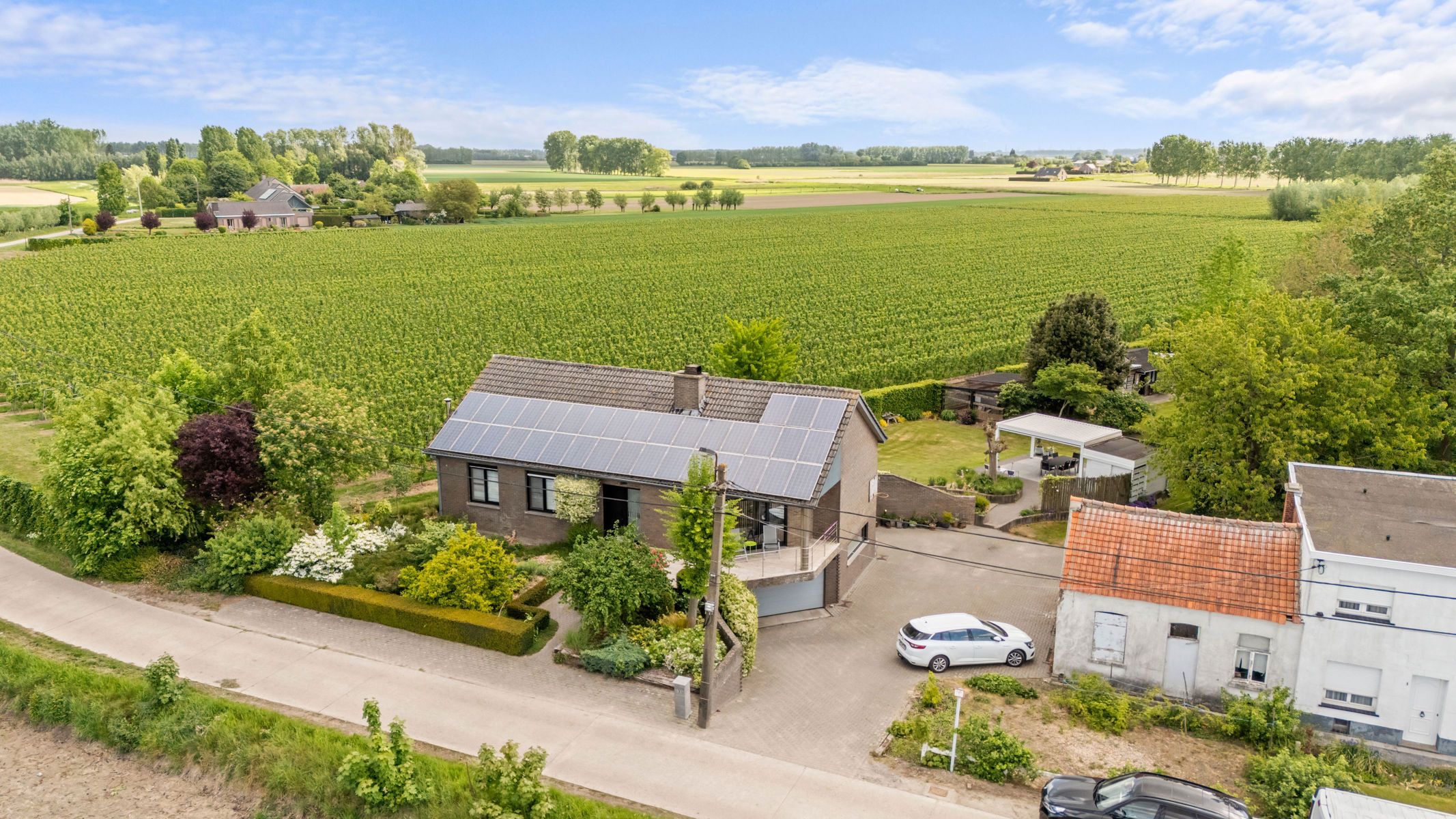 Open bebouwing met 360° landelijk zicht en 2 garages foto 2