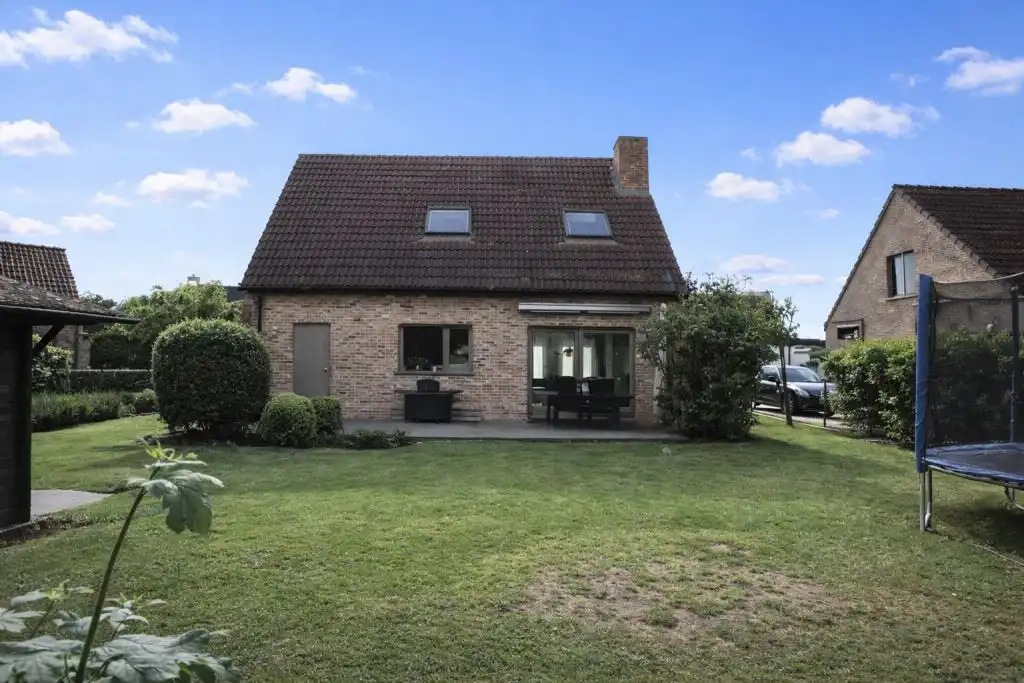 Instapklare en charmante alleenstaande woning met aangelegde tuin is gelegen in een rustige verkaveling. foto 2