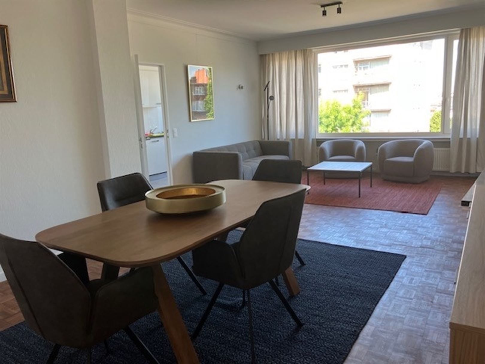 Gemeubeld appartement met 2 slaapkamers, terras en parking! foto {{pictureIndex}}
