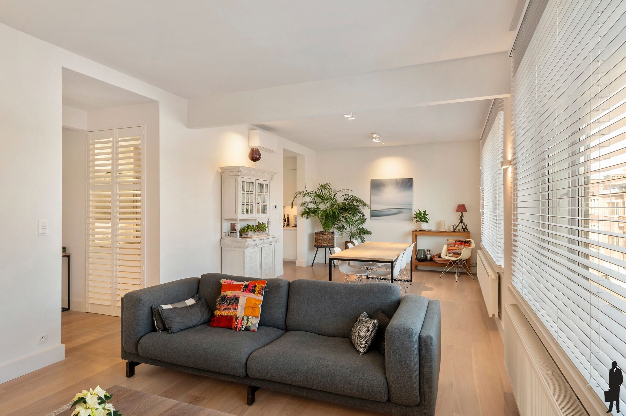 Ruim gerenoveerd appartement met 10 m gevelbreedte. foto 2