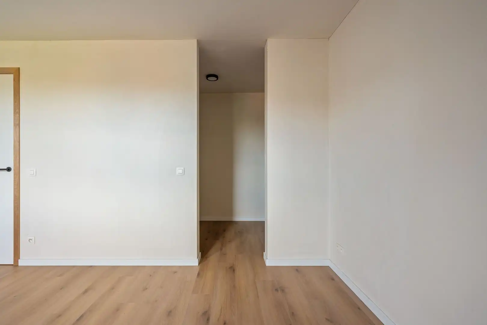 Kwalitatief afgewerkte lichtrijke en ruime nieuwbouw woning met grote tuin en 3 volwaardige slaapkamers en grote zolderruimte. foto 17