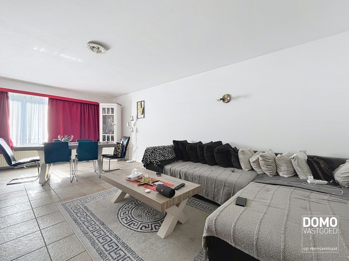 GELIJKVLOERS APPARTEMENT MET 2 SLAAPKAMERS EN GARAGE GELEGEN IN HET CENTRUM VAN BERINGEN foto {{pictureIndex}}