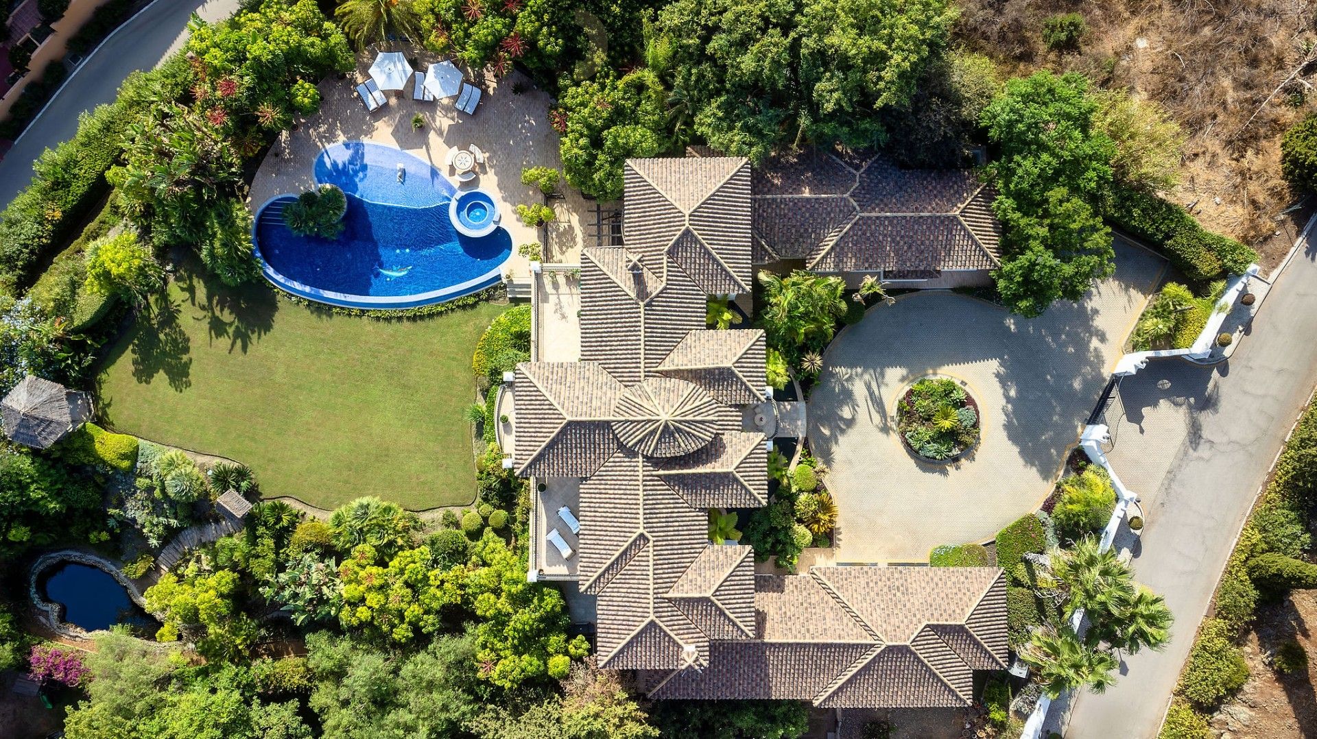 Welkom in deze prachtige villa te El Paraiso, een mix van Andalusische charme en moderne elegantie. foto 19