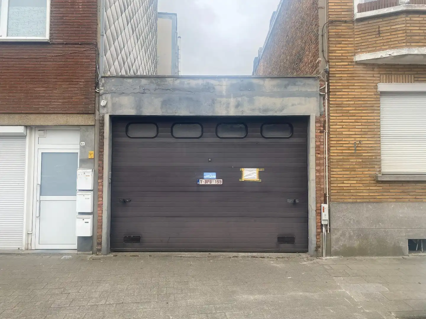 Ruime garage/magazijn met smeerput en elektrische poort foto 5