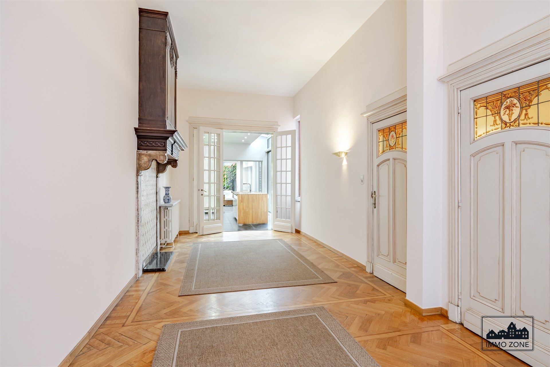 Herenhuis met dubbele garage op steenworp van Grote Markt foto 3