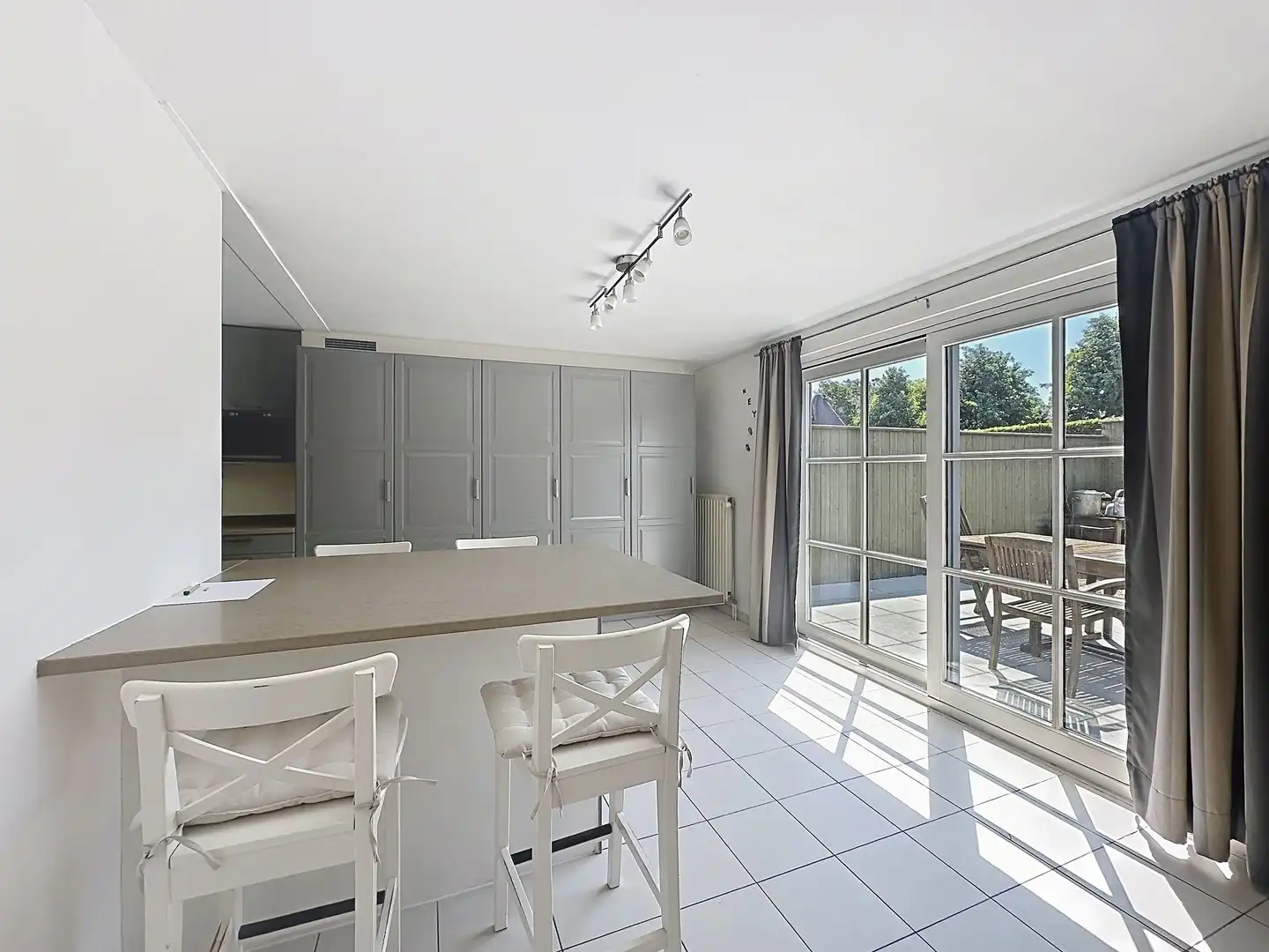 Verzorgde vakantiewoning met onderhoudsvriendelijke tuin en parking. foto 6