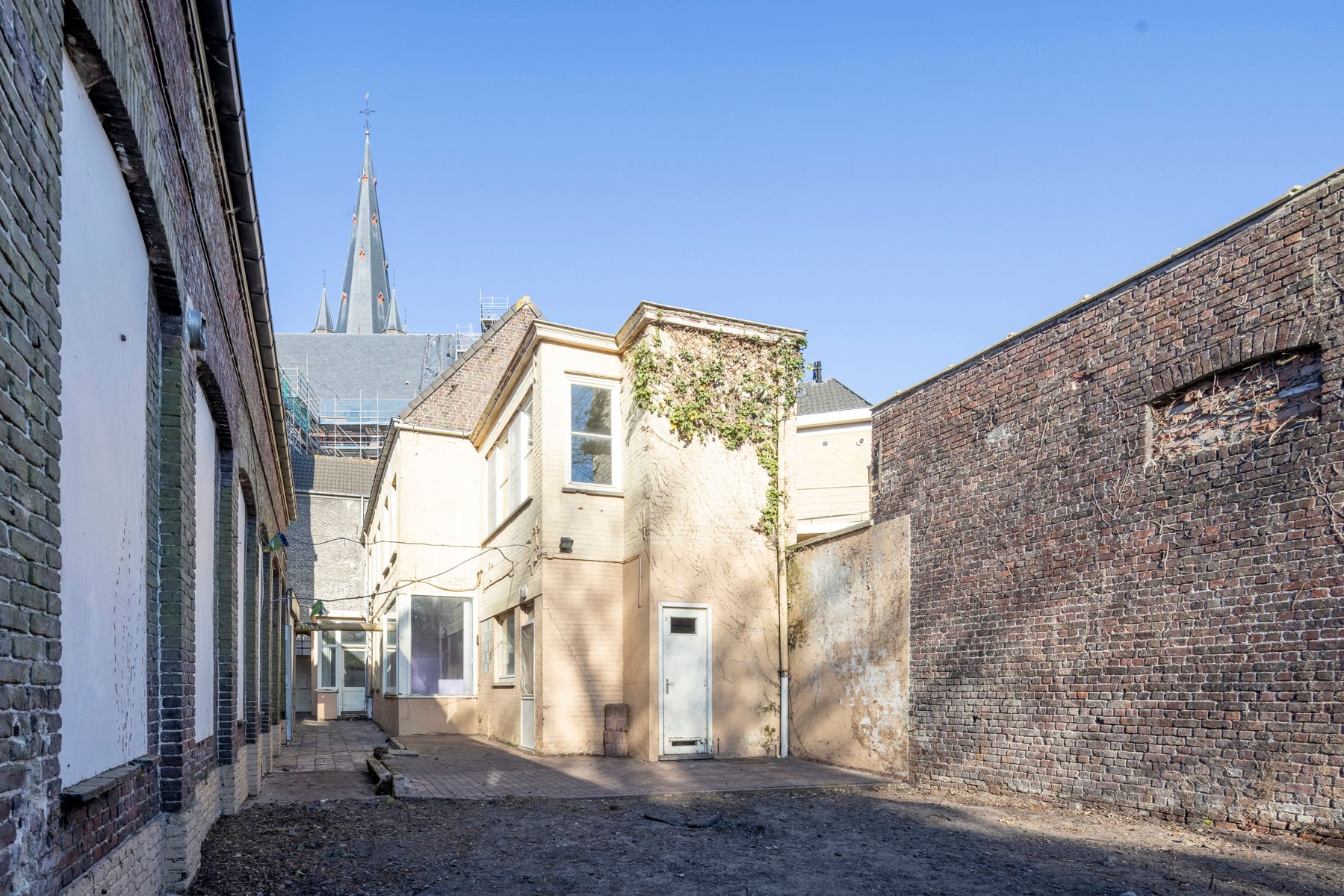 Te renoveren herenwoning met 5 tot 7 slpk en groot magazijn foto 17