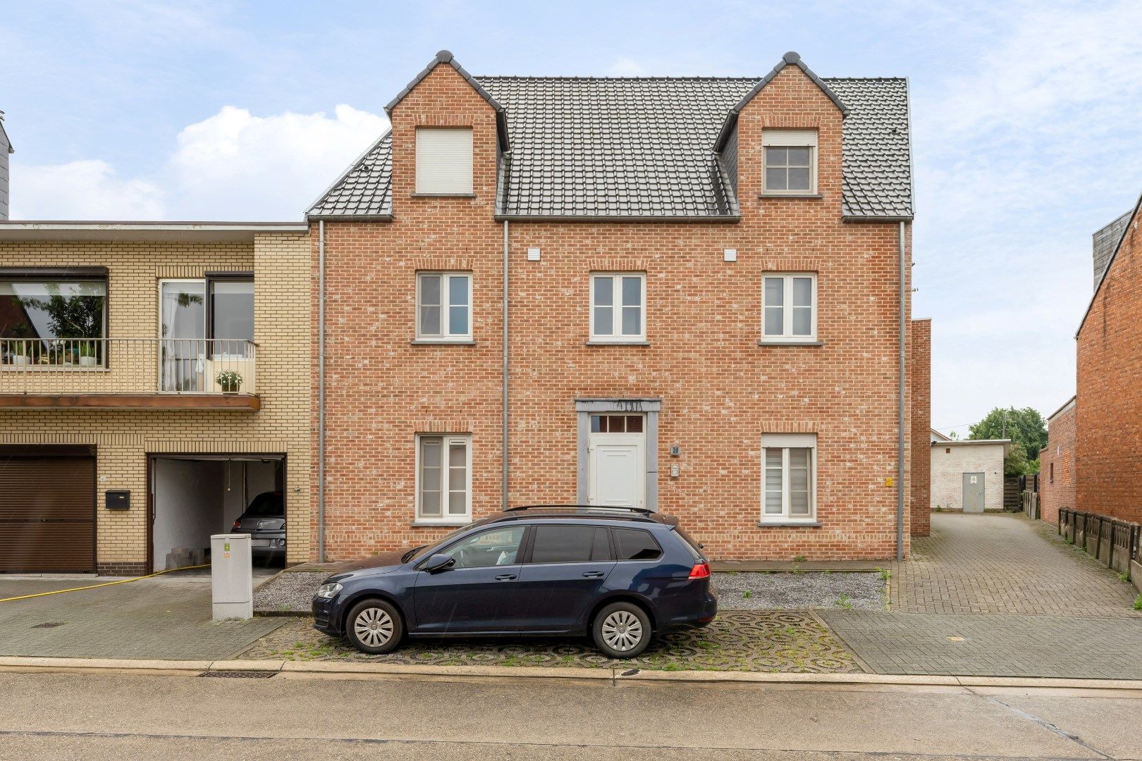 Gelijkvloers appartement Links met 77m² bewoonbare oppervlakte. foto {{pictureIndex}}