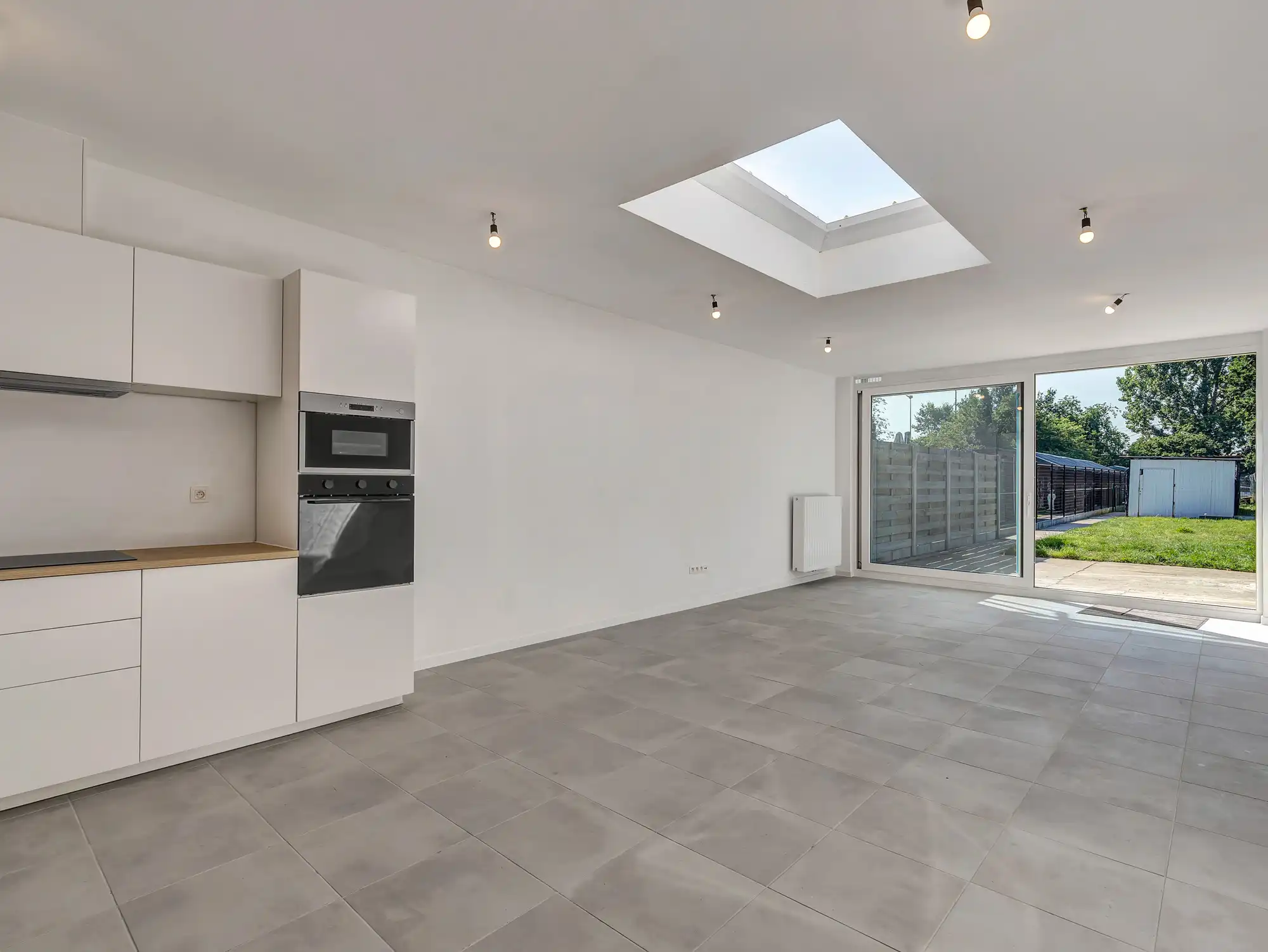 Gerenoveerde woning met ruime tuin en privéparking foto 6