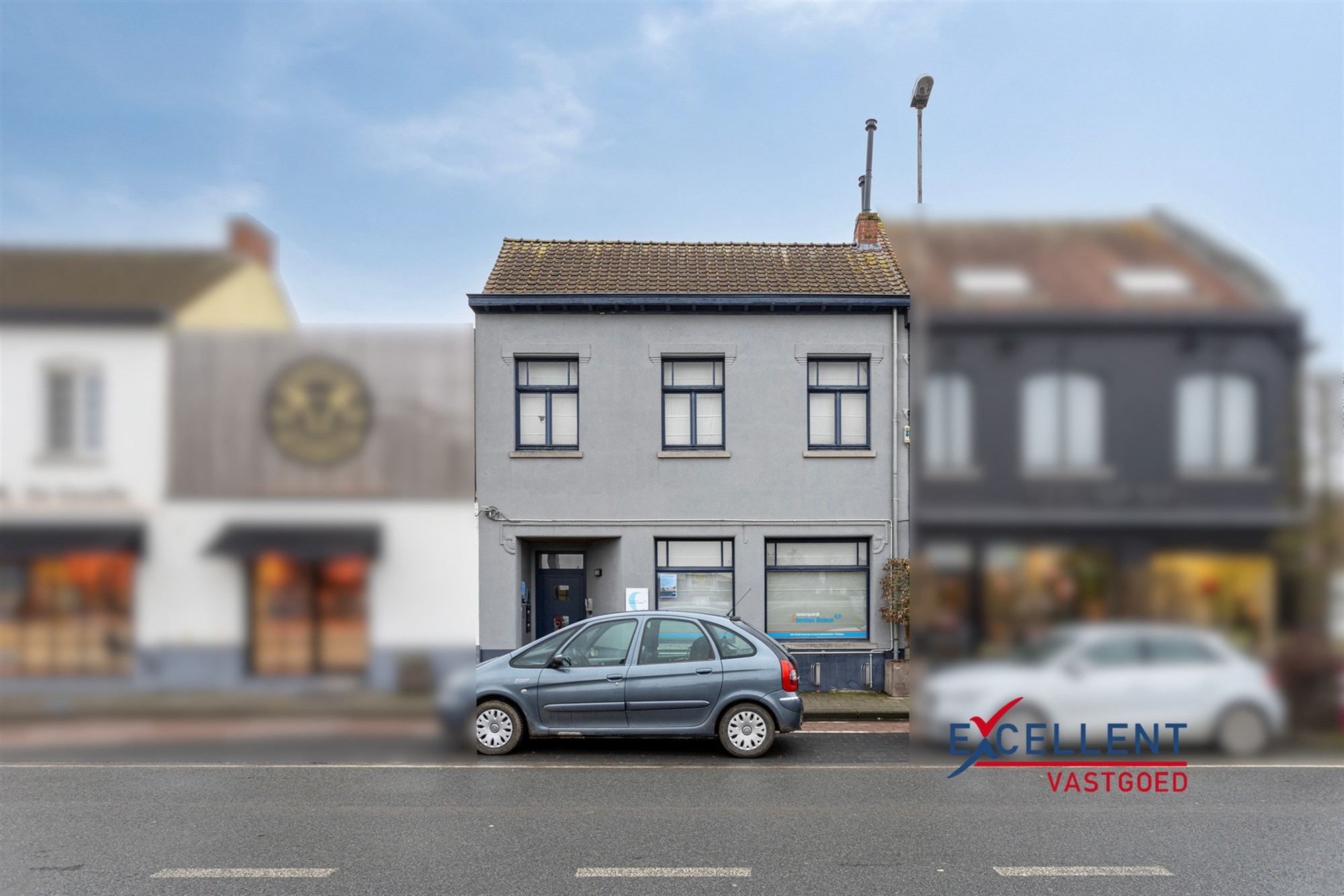 Handelsruimte met tal van praktijkmogelijkheden centrum Deinze te koop foto {{pictureIndex}}