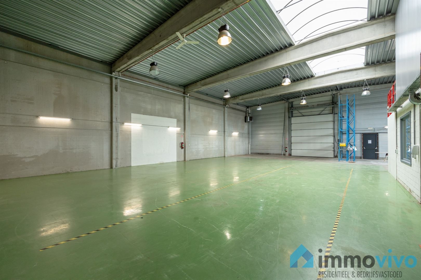 Instapklare KMO-unit van 400 m² met 160 m² kantoor en 5 pp. op toplocatie foto 5