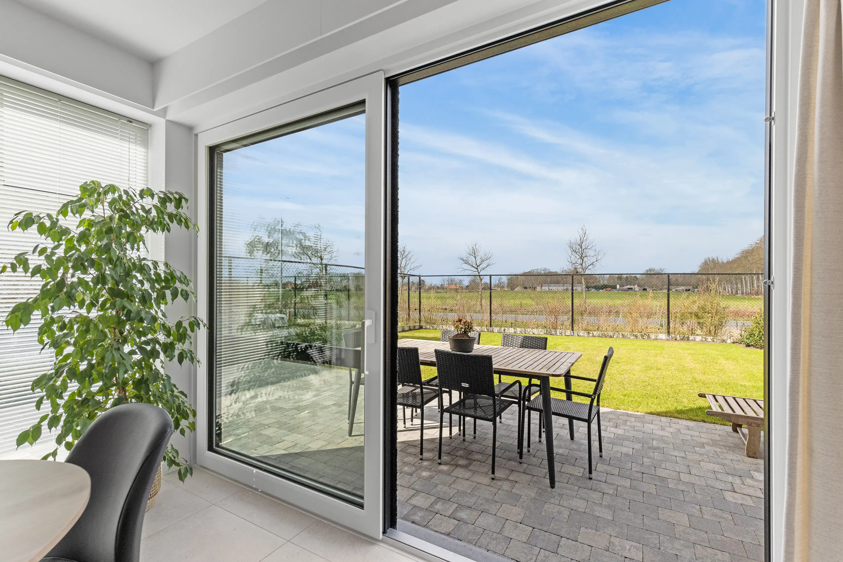 Moderne en lichtrijke halfopen woning met 3 slaapkamers foto 16