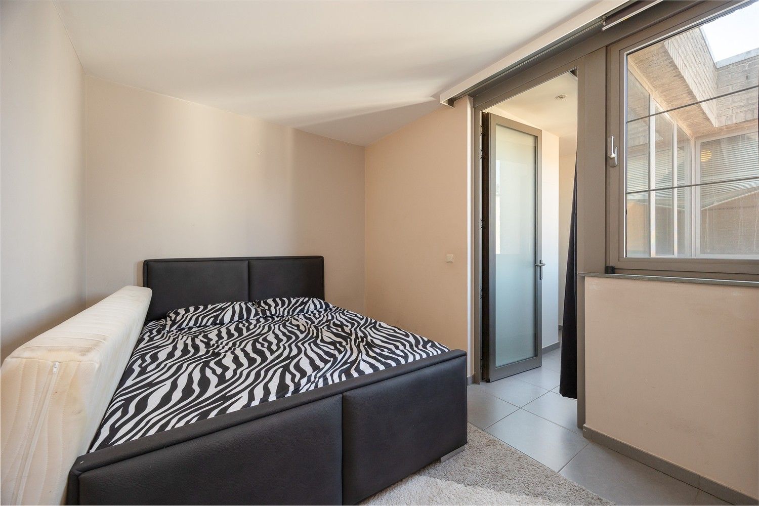 Centraal gelegen 1-slaapkamerappartement op tweede verdieping van een klein gebouw foto 10